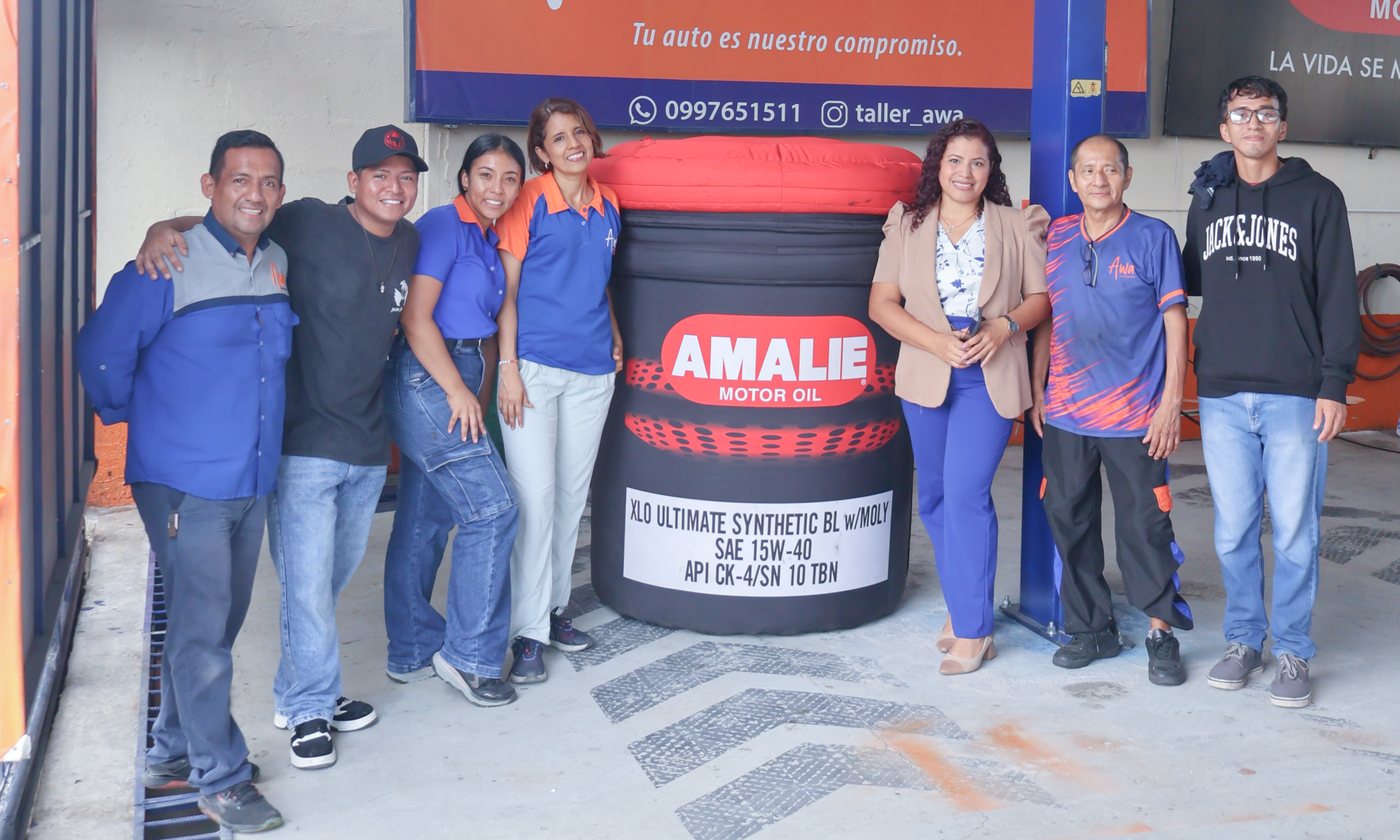 Equipo de Taller Automotriz AWA en su taller de Guayaquil